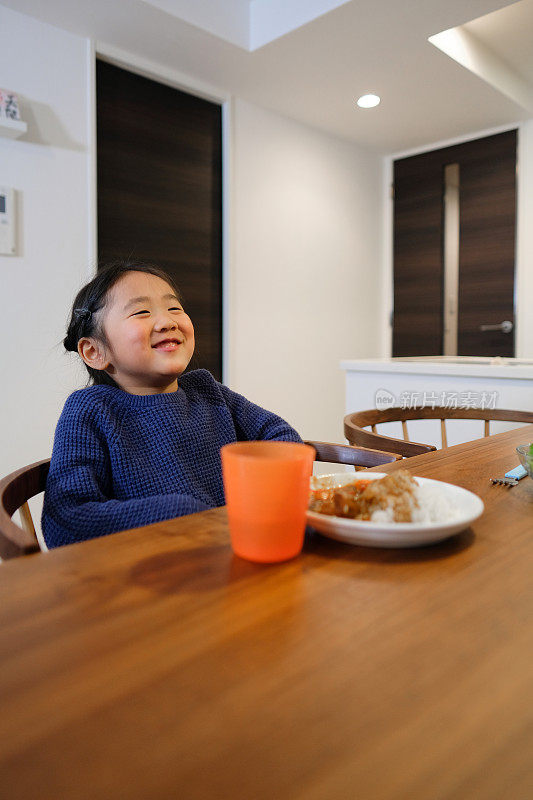 孩子在家吃咖喱饭