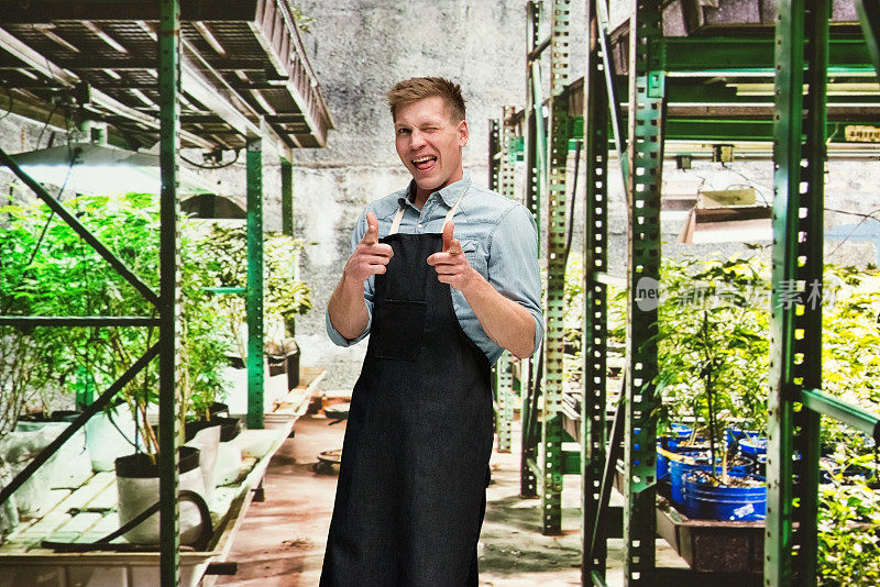 大麻店-一名男子正在做手指枪