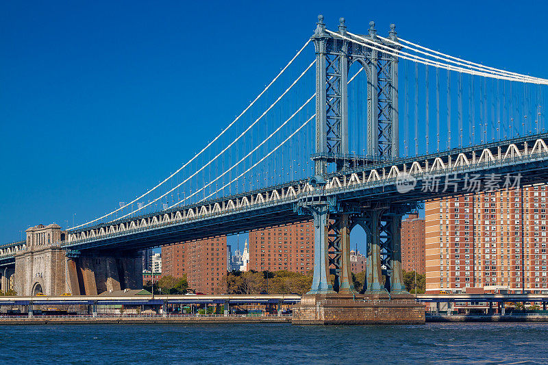 曼哈顿桥，东河，罗斯福大道和下东区住宅高层，纽约，美国。