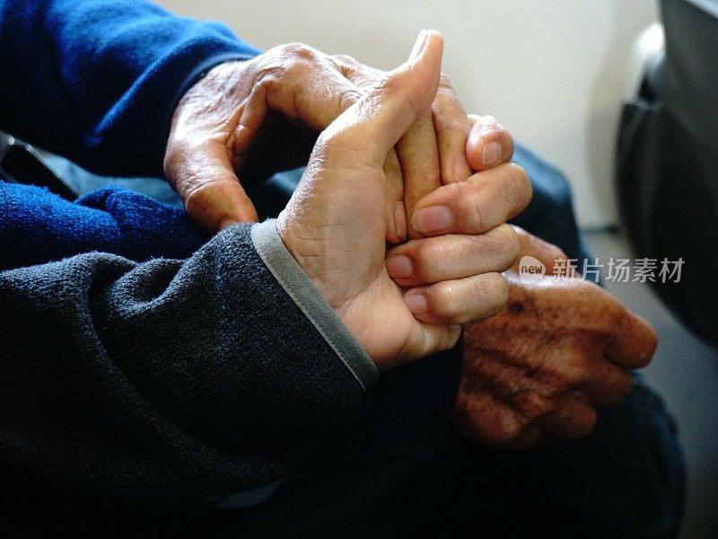 牵手-爱，关怀和深情的老年夫妇-爱是每天