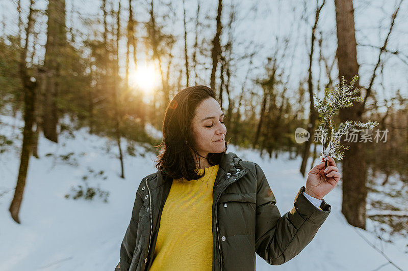 一个女人在雪中拿着一根树枝