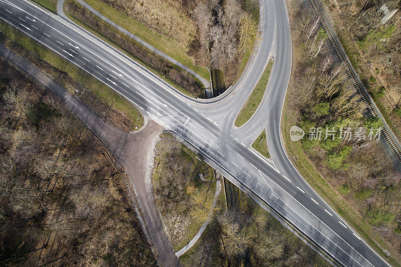 通过森林地区的道路鸟瞰图