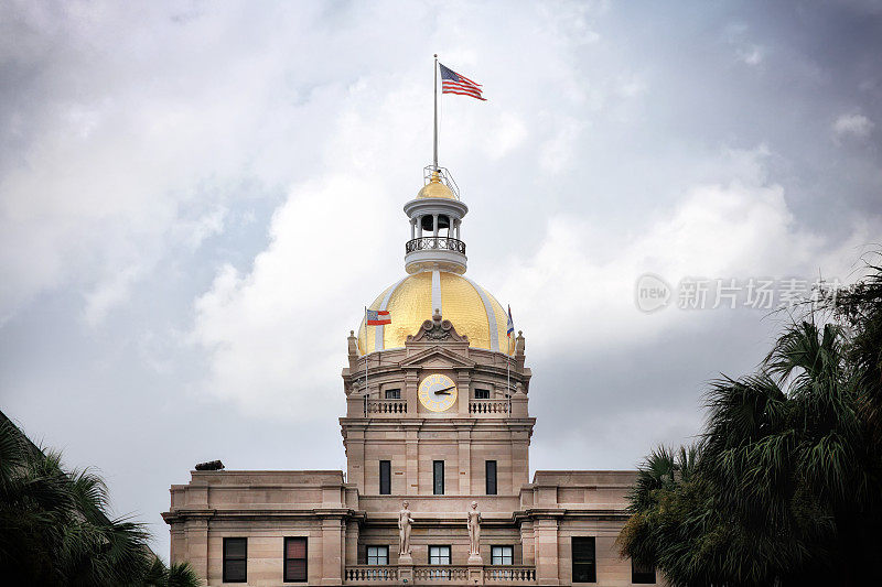 市政厅外的历史政府建筑