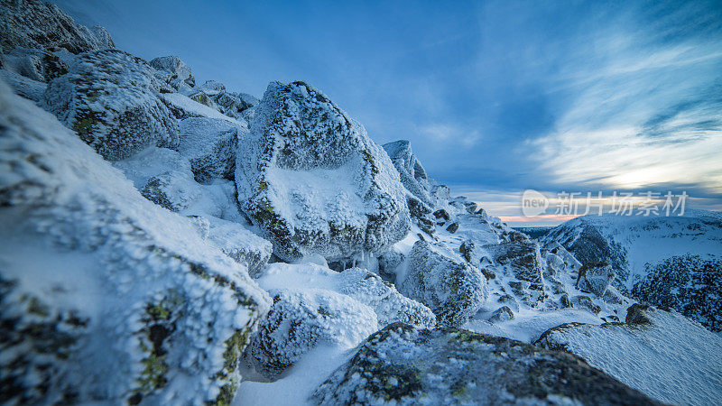 冬季仙境。的雪山风景