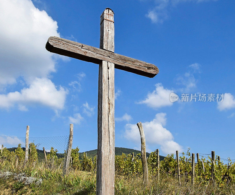 在公共墓地的十字路口