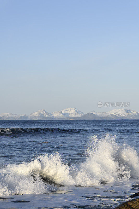 罗浮敦群岛的海浪拍打着Austvagoy海岸