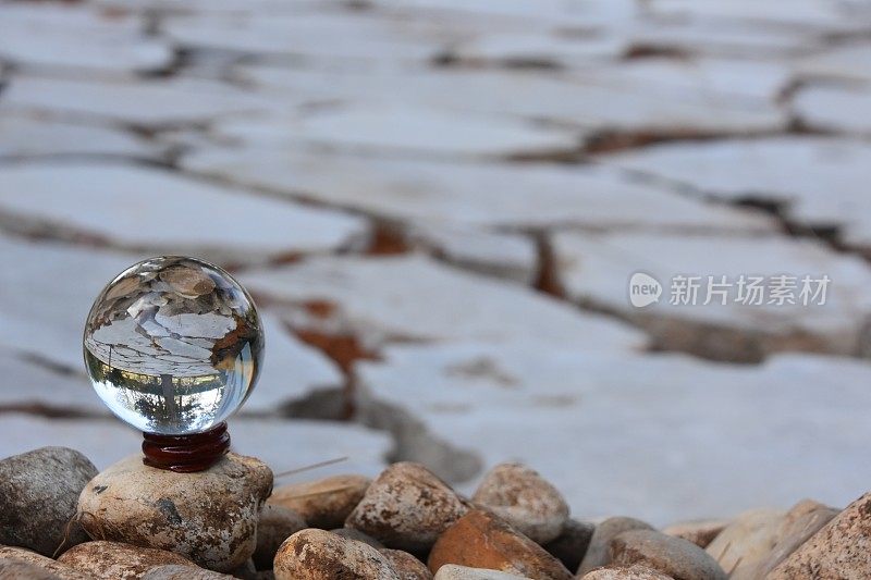 踏脚石在一个新花园通过一个水晶球