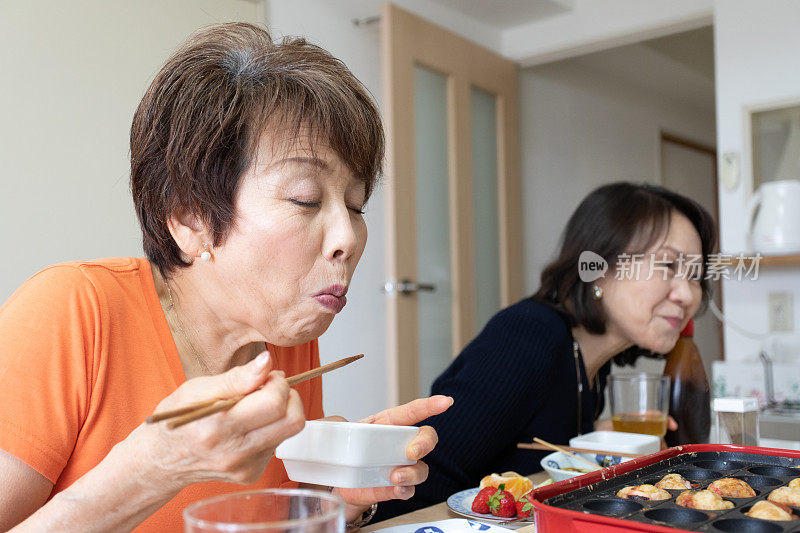 日本老年妇女吃辣的食物