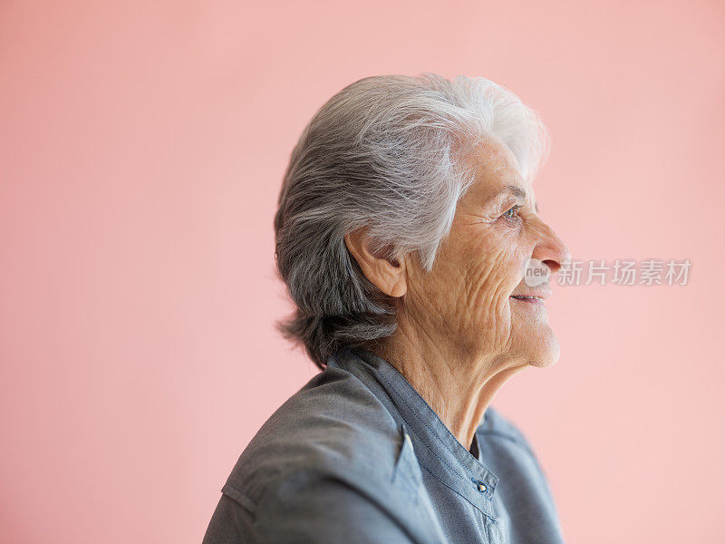 一个上了年纪的女人的侧面