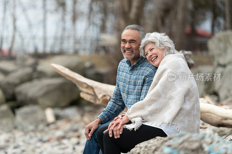 一对老年夫妇在海滩上拥抱
