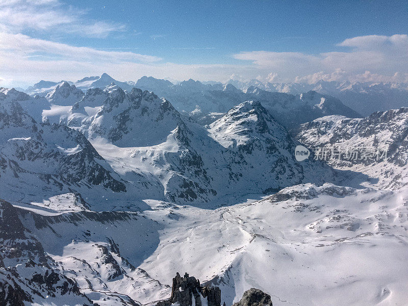 冬季仙境。的雪山风景