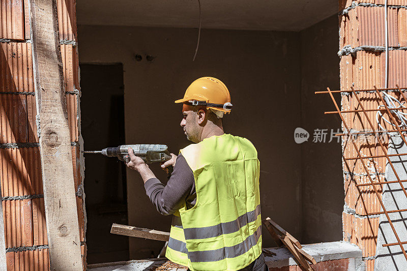 熟练的维修工人在工作场所和他的建筑工具
