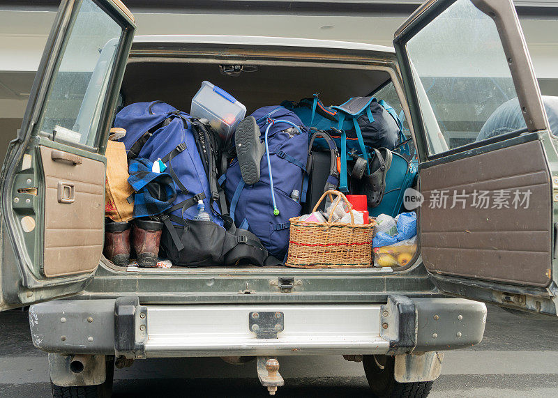 登山装备，装满车辆的后备箱