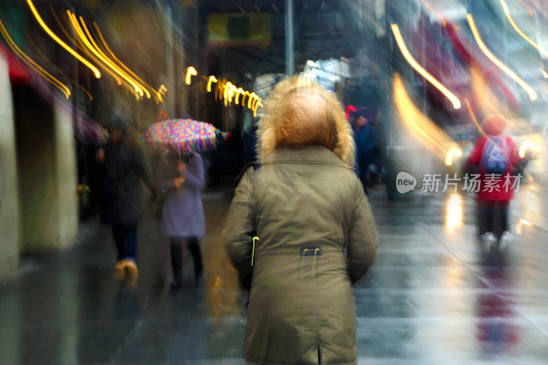 下着雨，曼哈顿繁忙街道上模糊的行人