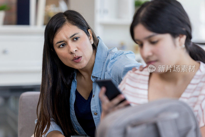 十几岁的女孩不看妈妈看手机