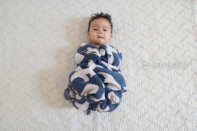 裹着蓝色毯子的婴儿