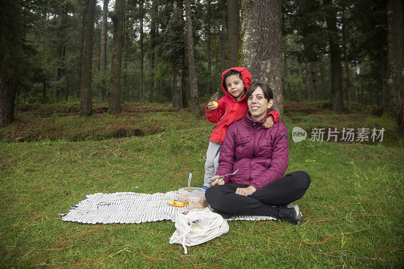 妈妈和儿子在树林里野餐