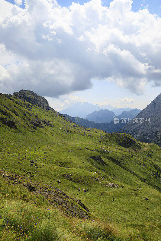 夏天的风景。意大利北部Dolomites的Fedaia山口到Pordoi山口的休息点上的马尔莫拉达冰川山的美丽景色。夏天在阿拉巴山上。