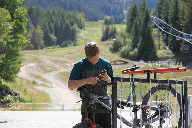 年轻人在自行车公园修理山地车
