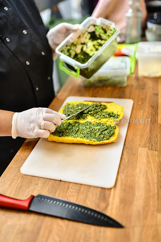 女性制作素食三明治