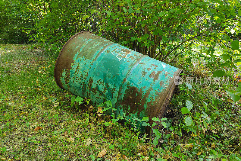 废弃锈迹斑斑的油桶