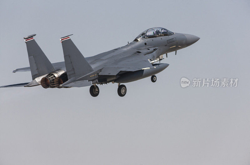 F-15鹰式战斗机起飞