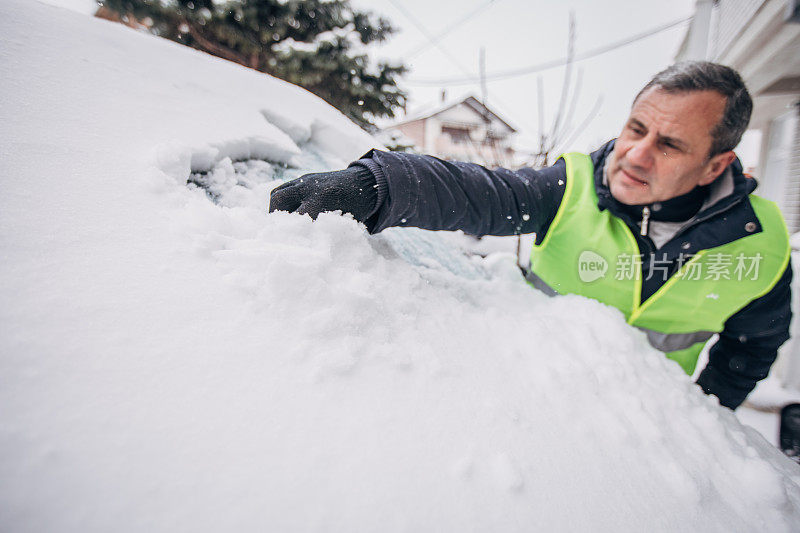 老人清理雪车