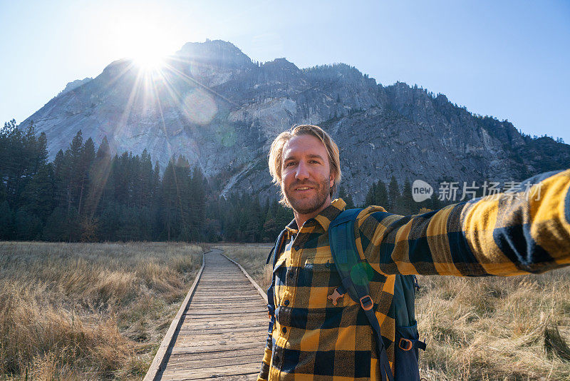 在约塞米蒂山谷自拍的年轻人-徒步旅行的男人