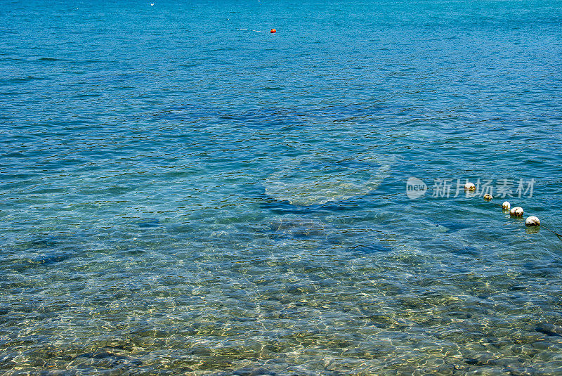 沉没的小船和荡漾的海面