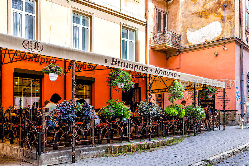 历史悠久的乌克兰利沃夫街道城市在白天与红色古老的建筑在老城和咖啡馆