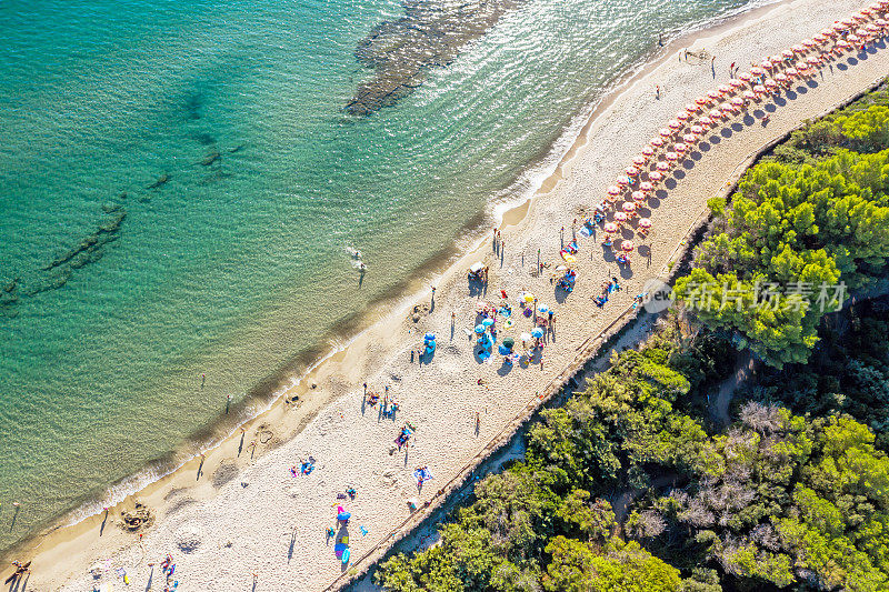 意大利海滩的鸟瞰图与阳伞
