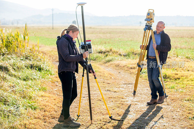 测量员在乡村场景中定位他们的设备