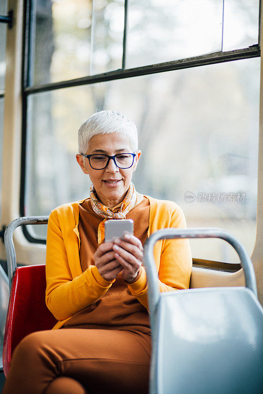 穿着休闲装的成年妇女