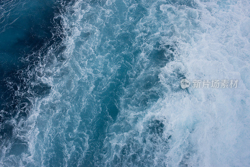 全帧汹涌的海水背景