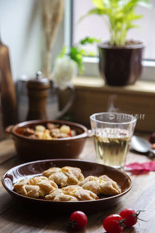 自制早餐:花饼、烤萝卜、肉丸、花茶