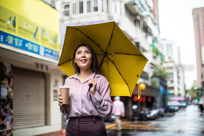 下雨天，咖啡在流动