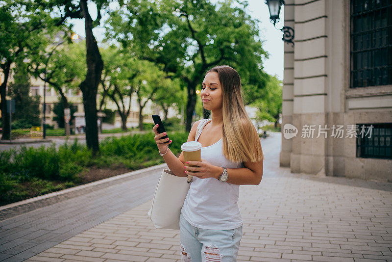 在城市里使用智能手机的女人