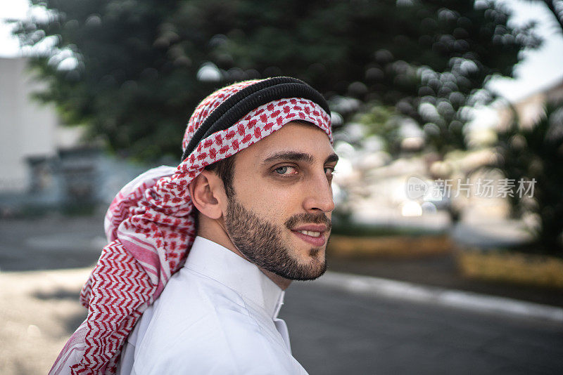 阿拉伯中东人在街上的肖像
