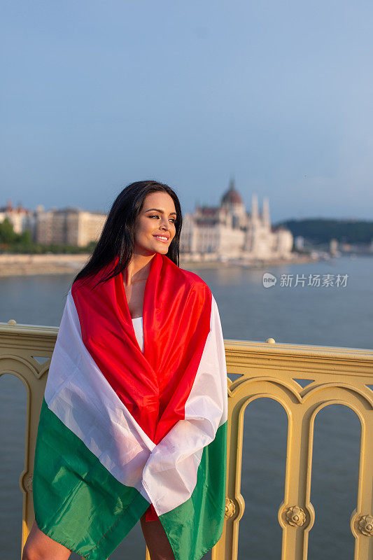 匈牙利布达佩斯，一名爱国女子身披匈牙利国旗