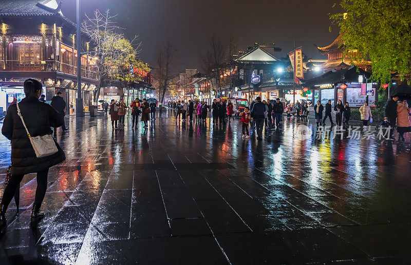富子庙附近港源步行街夜景，冬夜多雨。巨大的人