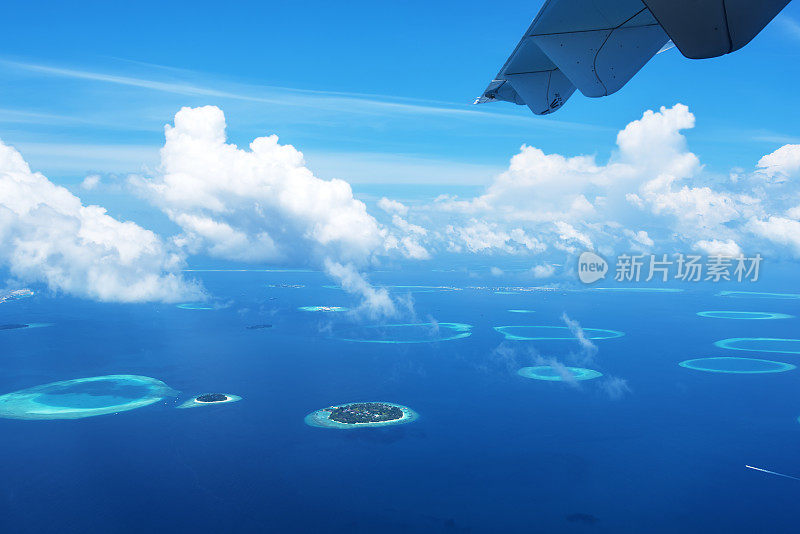 从飞机窗口俯瞰大海的热带岛屿和绿色泻湖