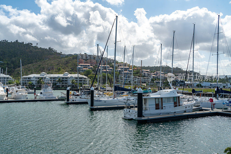 Boathaven海滩公园，Airlie海滩在热带圣灵岛，澳大利亚。