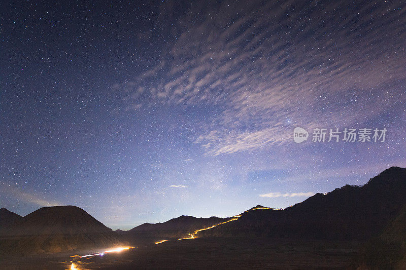 在印度尼西亚东爪哇溴火山星夜银河系