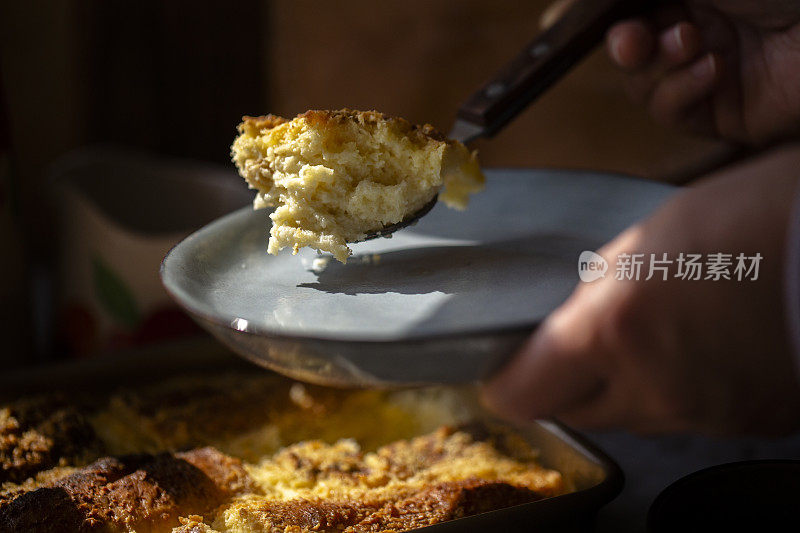 自制美味蛋糕，由面包屑，奶酪，奶油和鸡蛋制成