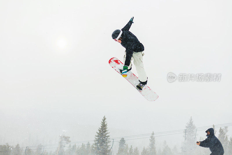 在科罗拉多州落基山脉的滑雪度假村小镇滑雪和单板滑雪活动