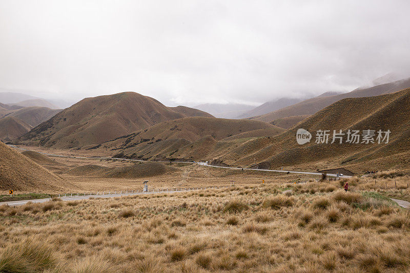 新西兰南岛林迪斯山口干燥干燥的山坡