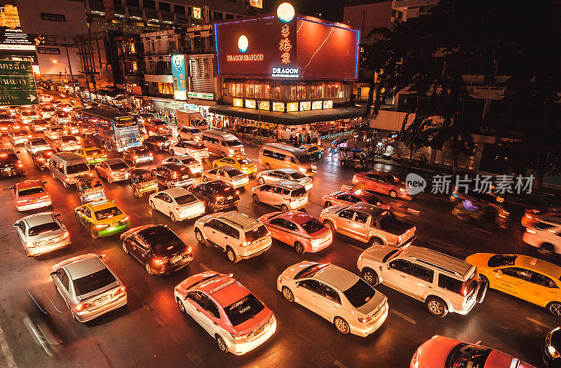 晚上的交通堵塞，城市灯光下的商店和购物中心亚洲的首都