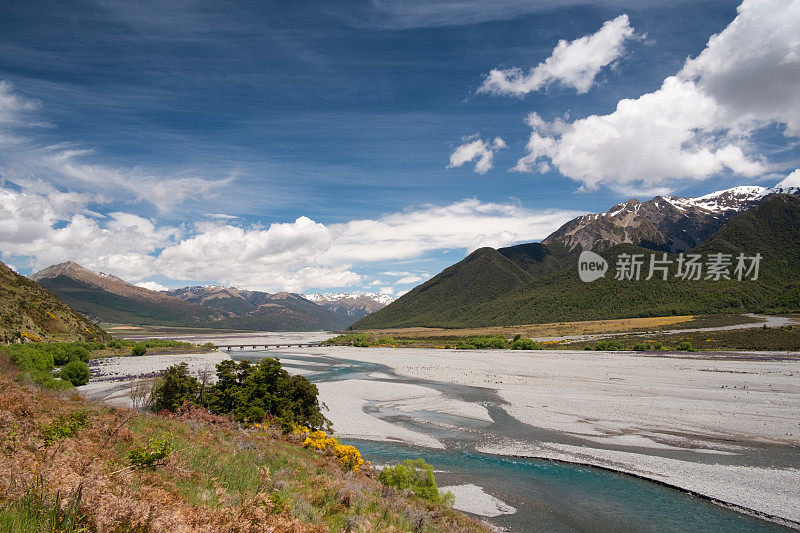 新西兰亚瑟山口的戏剧性景观