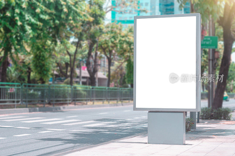 Led空白广告牌白色屏幕在城市的路边。广告模型复制空间，为广告横幅附近的公共汽车站在大都市。