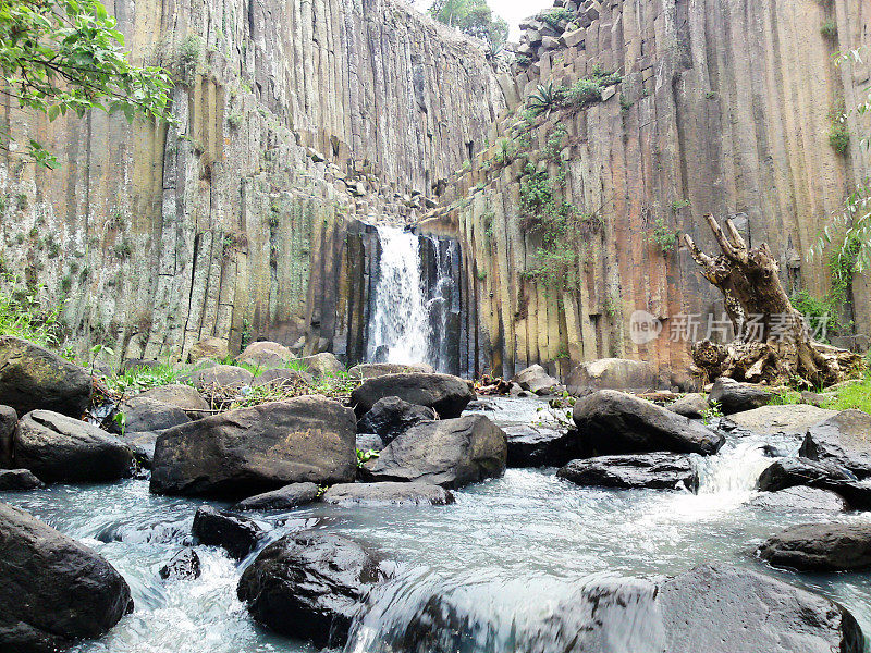 墨西哥伊达尔戈的玄武岩棱柱瀑布